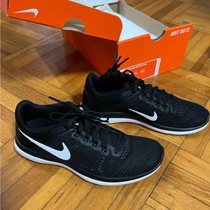 NIKE FLEX RUNNING SNEAKERS. New w tags/box
